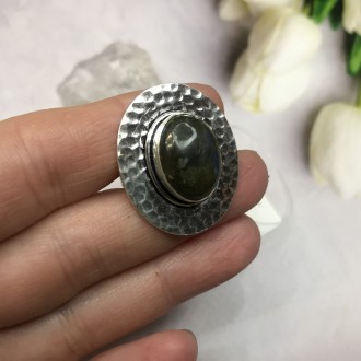 Предлагаем Вам купить элегантное кольцо с камнем лабрадор в серебре. Размер 18,5. . фото 5