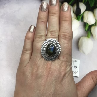Предлагаем Вам купить элегантное кольцо с камнем лабрадор в серебре. Размер 18,5. . фото 2