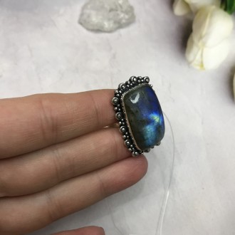 Предлагаем Вам купить элегантное кольцо с камнем лабрадор в серебре. Размер 18,2. . фото 6
