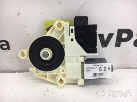 Моторчик склопідйомника перед право JEEP RENEGADE 2014- 68268765AA