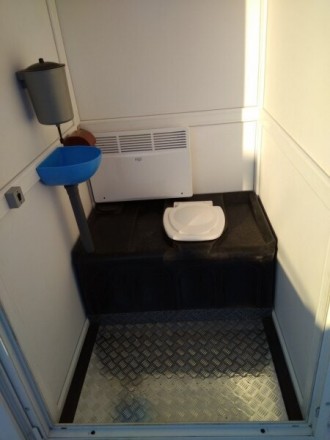 Туалетные кабинки утеплены специальными профилями металлопластиковыми сэндвич-па. . фото 5