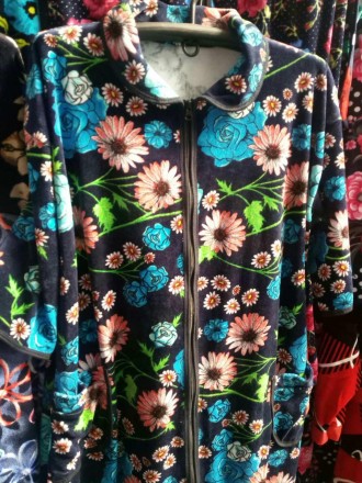 
Жіночий велюровий халат із принтом, на блискавці, з кишенями. Халат великих роз. . фото 6