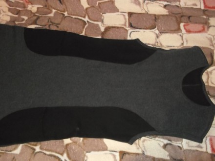 сарафан серого цвета с черными вставками по бокам, делающими фигуру стройнее, с . . фото 3