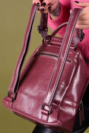 Рюкзак изготовлен из натуральной кожи, закрывается на молнию
Внутри рюкзака один. . фото 7