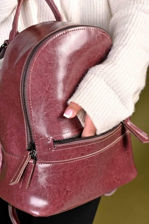 Рюкзак изготовлен из натуральной кожи, закрывается на молнию
Внутри рюкзака один. . фото 6