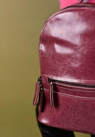 Рюкзак изготовлен из натуральной кожи, закрывается на молнию
Внутри рюкзака один. . фото 8