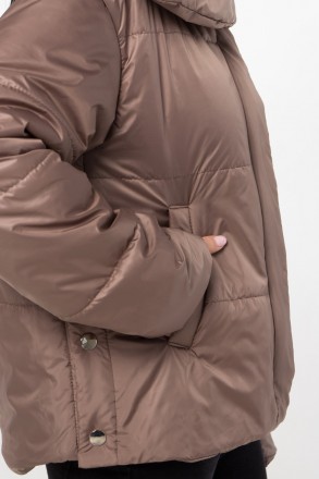 Стильная куртка цвета капучино на молнии и кнопках. Модель представлена свободно. . фото 6