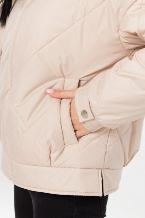Стильная куртка бежевого цвета на молнии . Модель представлена свободного силуэт. . фото 5