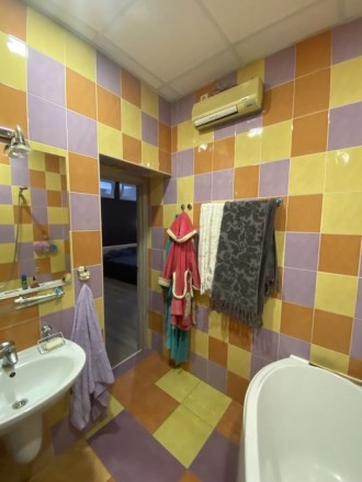 +Светлая квартира ( Большие окна)
+ 96м2.
+ кухня 23.8м2.
+3 комнаты.
+2 сан. Центр. фото 23