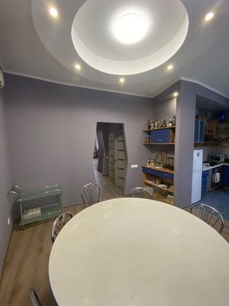 +Светлая квартира ( Большие окна)
+ 96м2.
+ кухня 23.8м2.
+3 комнаты.
+2 сан. Центр. фото 13