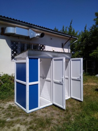 Этот вариант туалетной кабины изготавливается из сендвич-панелей, наполненных пе. . фото 2