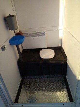 Туалетные кабинки утеплены специальными профилями металлопластиковыми сэндвич-па. . фото 2