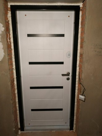 
	
	Уплотнение: 3-х контурное;
	Рама входных дверей изготовлена из цельногнутого. . фото 3