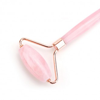 Лучший роллер для лица на основе розового кварца
Процедура массажа в домашних ус. . фото 4