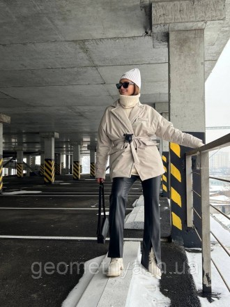 
Женская белая куртка под пояс 
Универсальная модель куртки подойдет под любой о. . фото 7