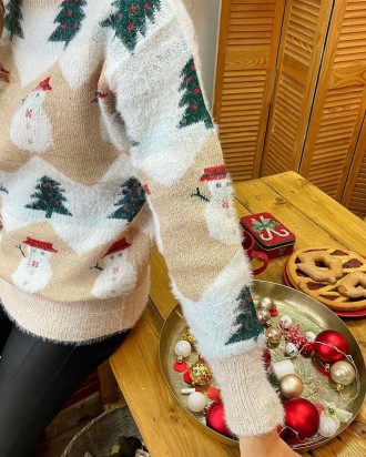 Праздничный новогодний свитер с снеговиком и елочкой + новогодние носки в ПОДАРО. . фото 3