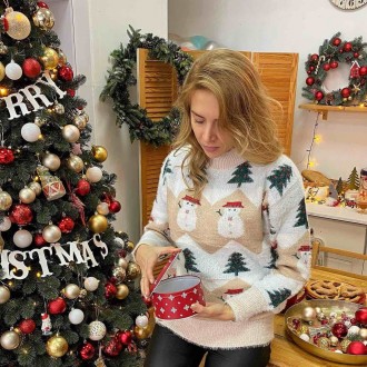 Праздничный новогодний свитер с снеговиком и елочкой + новогодние носки в ПОДАРО. . фото 2