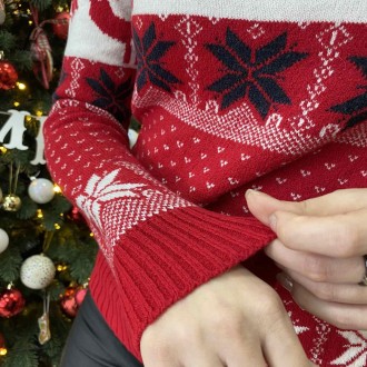 Женский новогодний свитер с оленями красный под горло + носки в подарок
Характер. . фото 10