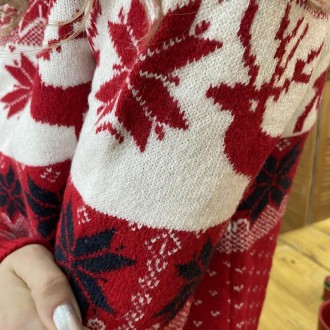 Женский новогодний свитер с оленями красный под горло + носки в подарок
Характер. . фото 8