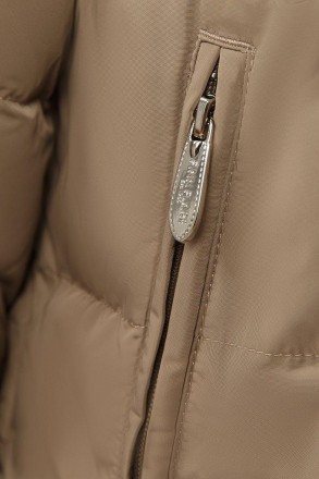 Демисезонная куртка женская Finn Flare с капюшоном светло-коричневая, средней дл. . фото 6