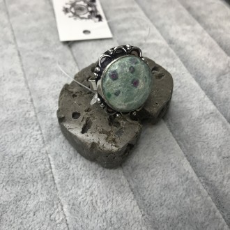 Предлагаем Вам элегантное кольцо с природным камнем рубин в фуксите в серебре.
Р. . фото 4