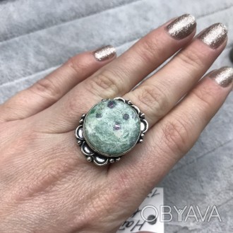 Предлагаем Вам элегантное кольцо с природным камнем рубин в фуксите в серебре.
Р. . фото 1