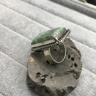 Предлагаем Вам элегантное кольцо с природным камнем рубин в фуксите в серебре.
Р. . фото 5