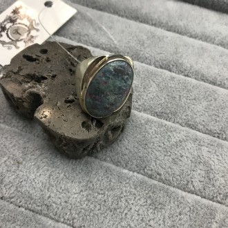 Предлагаем Вам элегантное кольцо с природным камнем рубин в фуксите в серебре.
Р. . фото 5