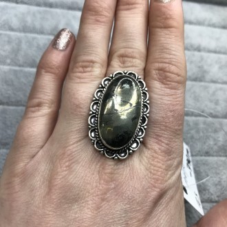 Предлагаем Вам купить красивое кольцо с камнем Пирит в серебре.
Размер 18,3.
Раз. . фото 3