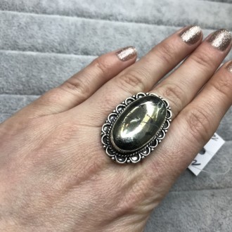 Предлагаем Вам купить красивое кольцо с камнем Пирит в серебре.
Размер 18,3.
Раз. . фото 2