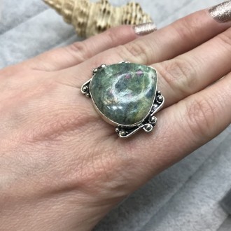 Предлагаем Вам элегантное кольцо с природным камнем рубин в фуксите в серебре.
Р. . фото 2