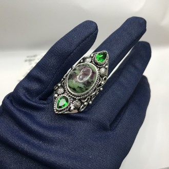 Предлагаем Вам элегантное кольцо с природным камнем рубин в цоизите и изумрудный. . фото 2