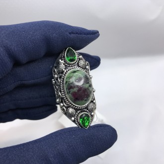 Предлагаем Вам элегантное кольцо с природным камнем рубин в цоизите и изумрудный. . фото 3