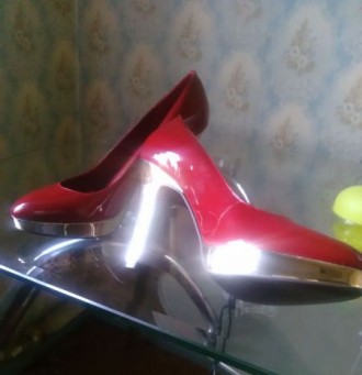 Шикарные женские туфли лубутены BCBGirls
привезены из Бразилии
материал кожа л. . фото 3