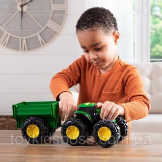 Игрушечный трактор John Deere Kids с прицепом и большими колесами оснащен светом. . фото 9
