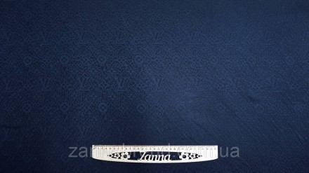  Трикотажная ткань темно-синего цвета с рельефным принтом "LV" - мягкая, плотная. . фото 3
