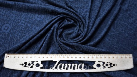  Трикотажная ткань темно-синего цвета с рельефным принтом "LV" - мягкая, плотная. . фото 6