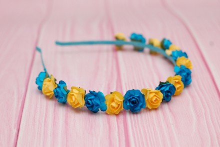 Ніжний обруч для волосся з маленькими квітами виконаний у жовто-блакитних кольор. . фото 3