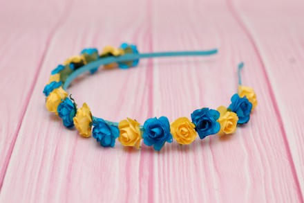 Ніжний обруч для волосся з маленькими квітами виконаний у жовто-блакитних кольор. . фото 2