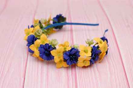 Нарядний, пишний обруч із штучних квітів виконаний в жовто-синіх кольорах. Квіти. . фото 4