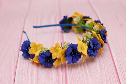 Нарядний, пишний обруч із штучних квітів виконаний в жовто-синіх кольорах. Квіти. . фото 2