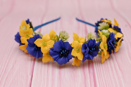 Нарядний, пишний обруч із штучних квітів виконаний в жовто-синіх кольорах. Квіти. . фото 3