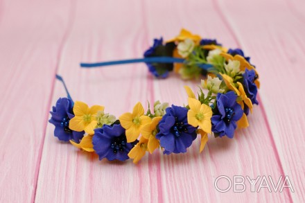 Нарядний, пишний обруч із штучних квітів виконаний в жовто-синіх кольорах. Квіти. . фото 1