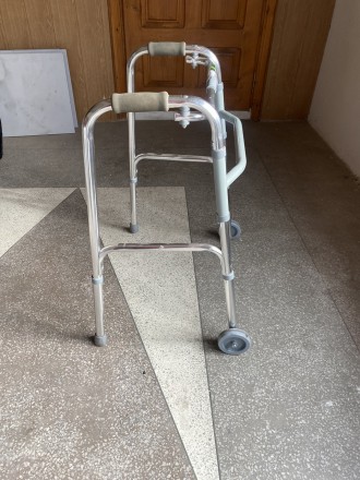 Ходунки - это приспособления для инвалидов или пожилых людей, которые нуждаются . . фото 4