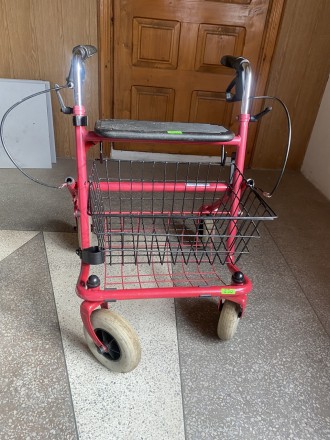 Ходунки - это приспособления для инвалидов или пожилых людей, которые нуждаются . . фото 3