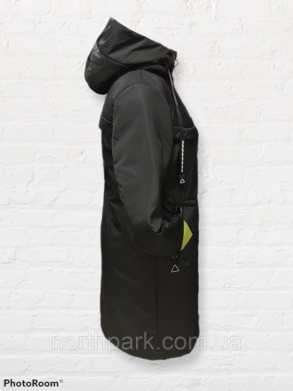 Стильна жіноча куртка-парку з капюшоном у чорному кольорі з контрастними елемент. . фото 5