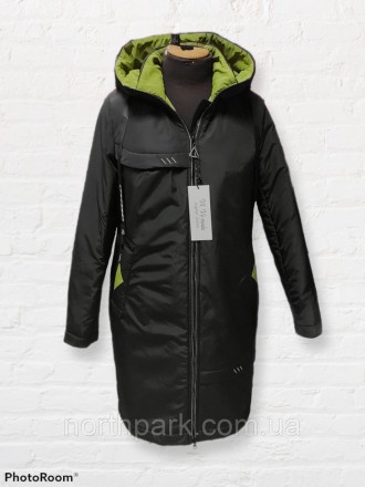Стильна жіноча куртка-парку з капюшоном у чорному кольорі з контрастними елемент. . фото 2