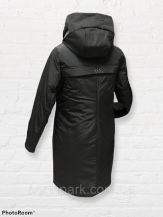 Стильна жіноча куртка-парку з капюшоном у чорному кольорі з контрастними елемент. . фото 4