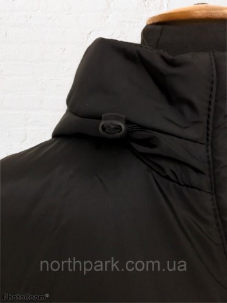 Стильна жіноча куртка-парка з капюшоном, у чорному кольорі з контрастними елемен. . фото 5