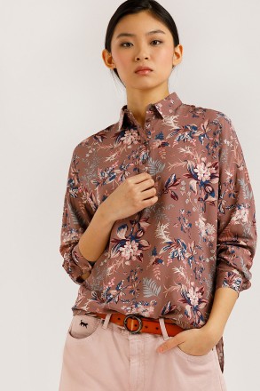 
Летняя блузка-рубашка с цветочным принтом выполнена из воздушной вискозы и стан. . фото 2